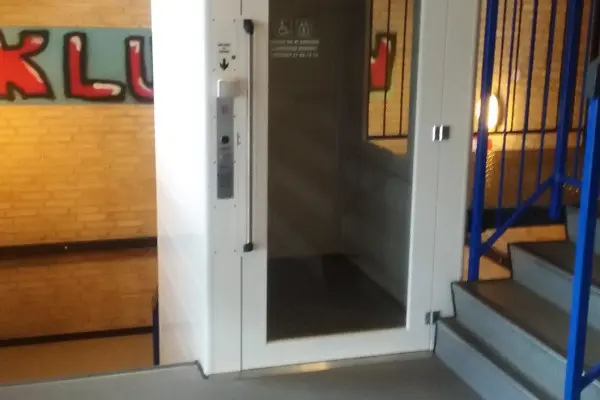 Elevatorlift som handicap tilgængelighedsløsning på skole