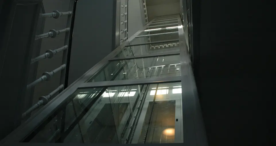 LSCI elevatorlift i durchsicht eller frirummet i fortrappen