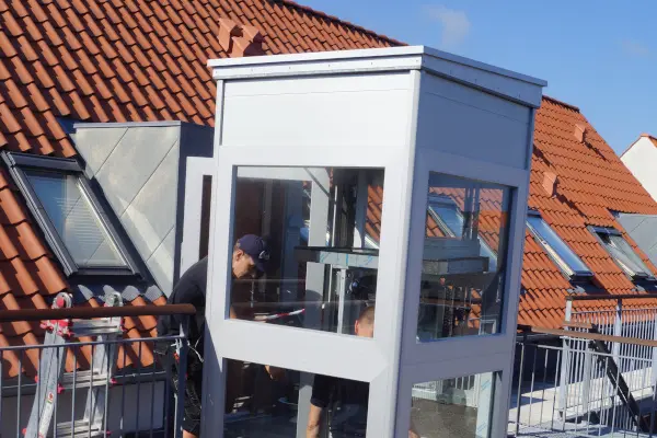Tag etage fra udendørs elevatorlift | HYDRO-CON